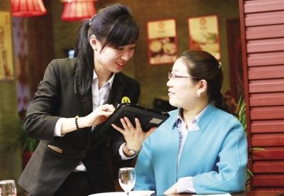 餐廳服務員為客人點菜時,都有哪些技巧?